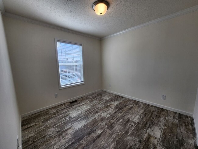 Building Photo - 521 Eland Dr