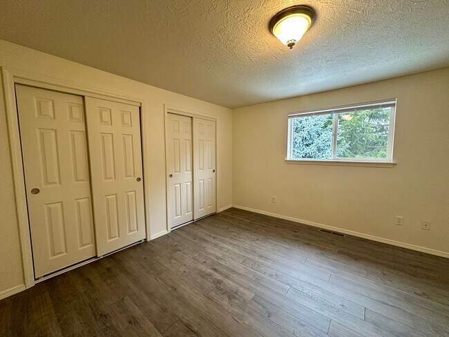 Building Photo - Large Updated Three Bedroom Duplex in Sout...