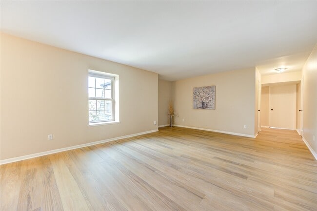 Building Photo - 351 N Post Oak Ln