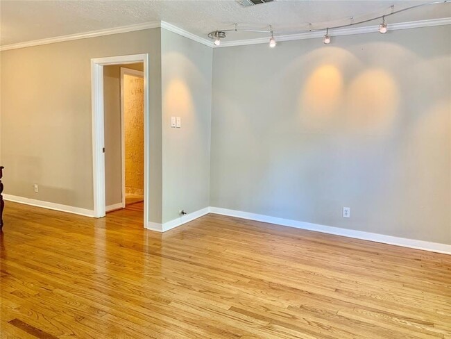 Building Photo - 8318 Highcrest Dr