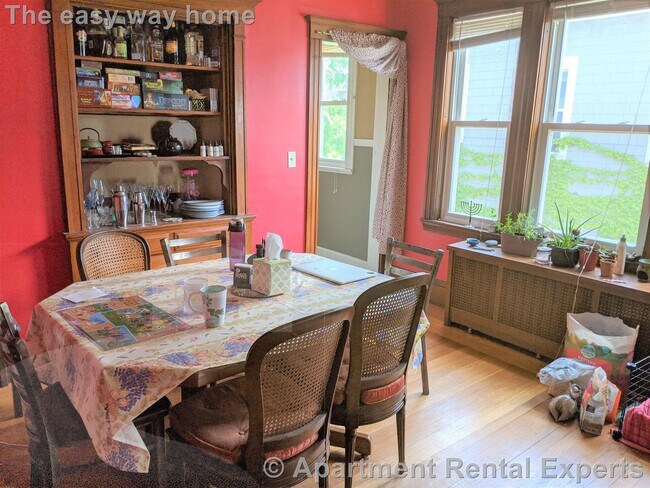 Building Photo - TEELE SQ 2BR * Parking Included - All Util...
