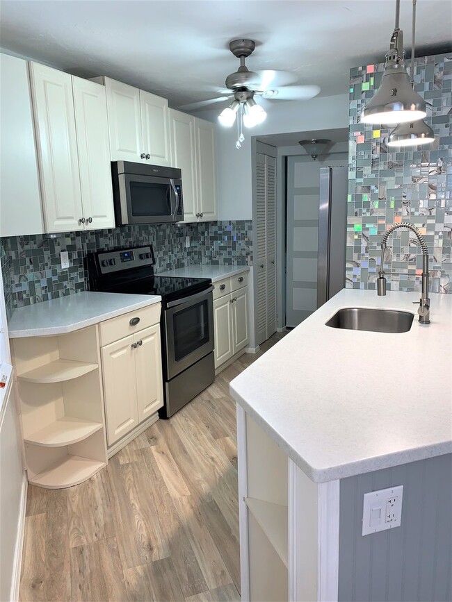 Building Photo - Updated Beautiful 2/2 Upstairs unit at The Village of Stuart