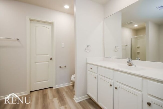 Building Photo - 10421 Sweetwater Creek Dr