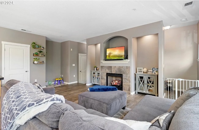 Building Photo - Welcome to this charming 2-bedroom, 2.5-bathroom home located in the desirable area of Sherwood W...