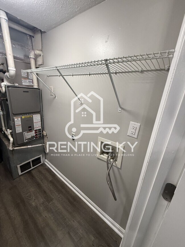 Building Photo - Updated 2-Bed, 1.5-Bath Townhome!