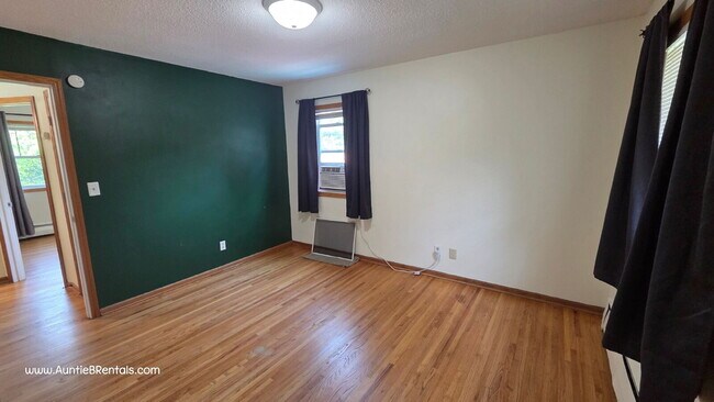 Building Photo - Great 2BR Duplex with a yard, Minneapolis - Bilingual landlords - open to S8