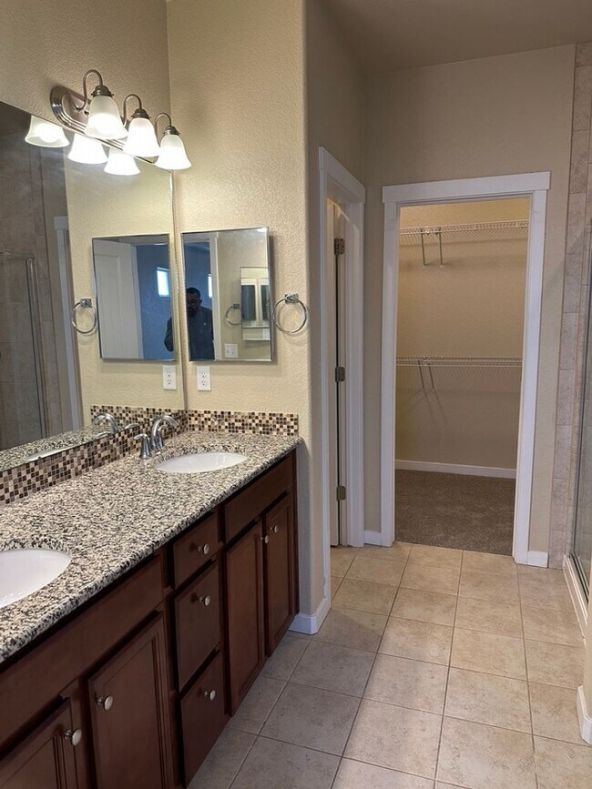 Building Photo - BEAUTIFUL 4BD HOME in NE COL SPGS w/ MAIN-LEVEL MASTER SUITE & AC - Security Deposit Alternative ...