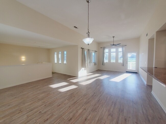 Building Photo - Spacious Condo 3 bedrooms, 2 bathrooms Built 2016