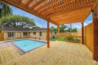 Building Photo - 9422 Val Verde St