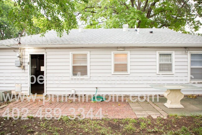 Building Photo - 2 Bedroom and 1 Bathroom Home Available For Rent!
