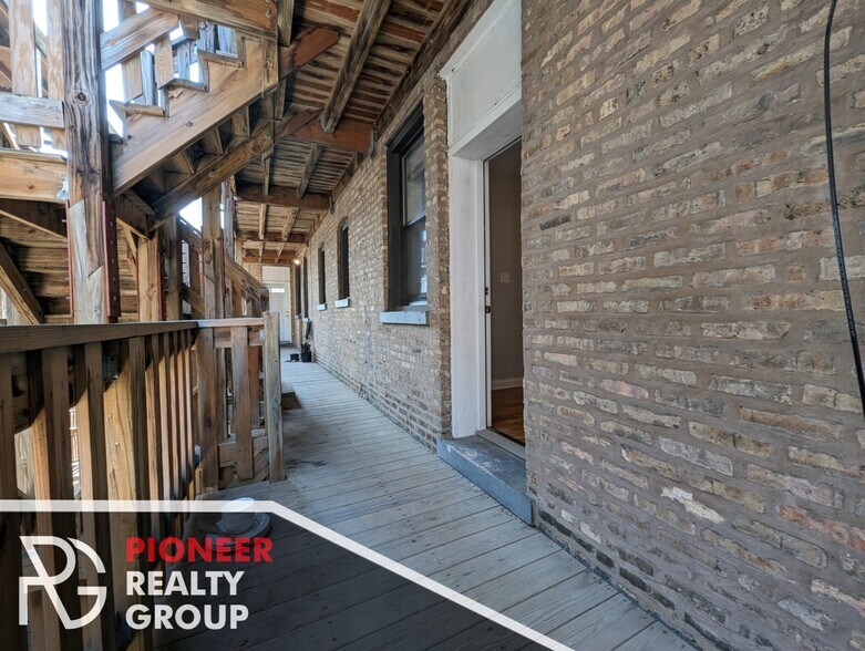 Building Photo - 4407 N Wolcott Ave