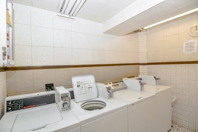 Building Photo - 450 W Barry Ave