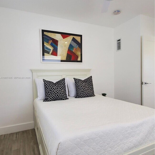 Building Photo - Beautiful waterfront townhouse in the heart of Miami