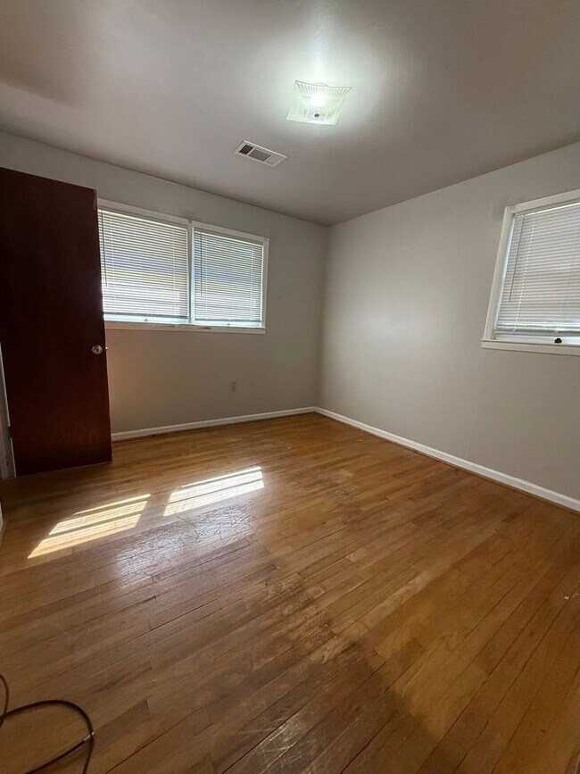 Building Photo - 3 Bed 2 Bath Brick Home - Move In Ready