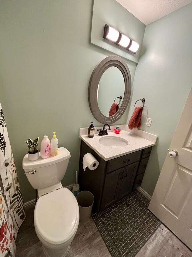 Building Photo - GORGEOUS Townhome!!!
