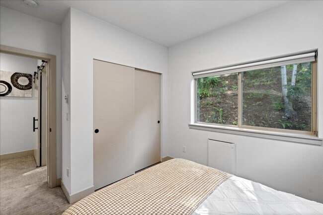 Building Photo - West Seattle - 3 Bedroom - 2.5 Bathroom w/ AC!