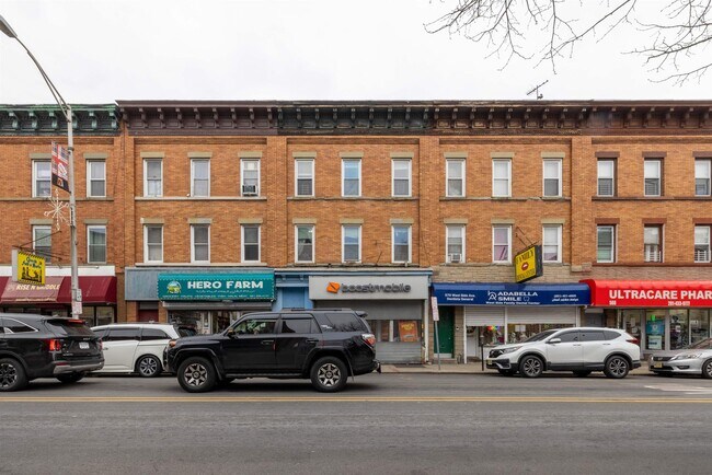 Building Photo - 572 West Side Ave