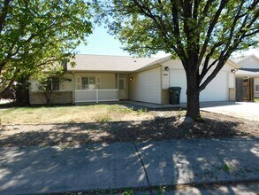 Building Photo - Quiet Neighborhood!