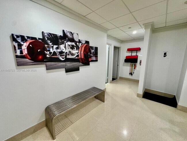 Building Photo - 2555 Collins Ave