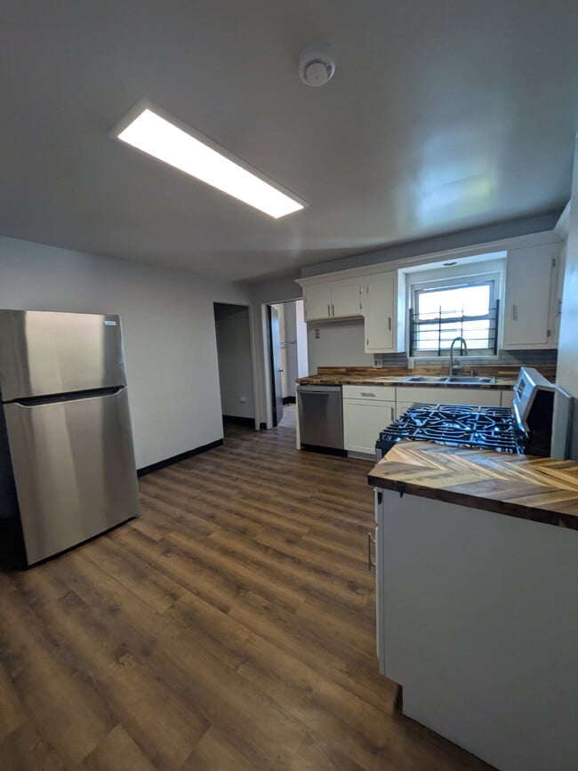 Building Photo - Newly Updated 3 bedroom in Carrick! Section 8 is considered