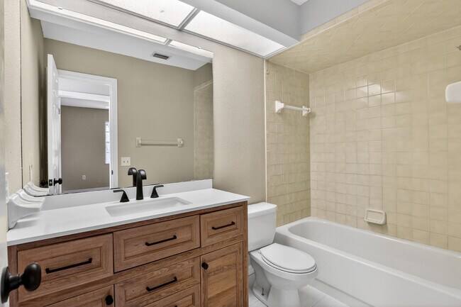 Building Photo - 802 Arietta Cir N