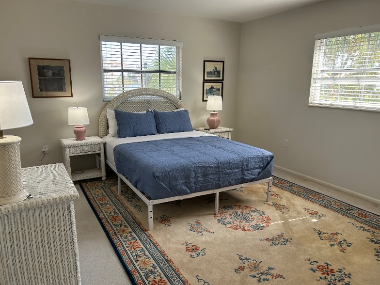 Building Photo - 1220 Lakeside Dr