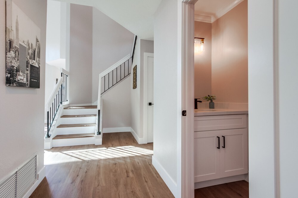Powder Room LVL 1 - 1278 Avenida Miguel