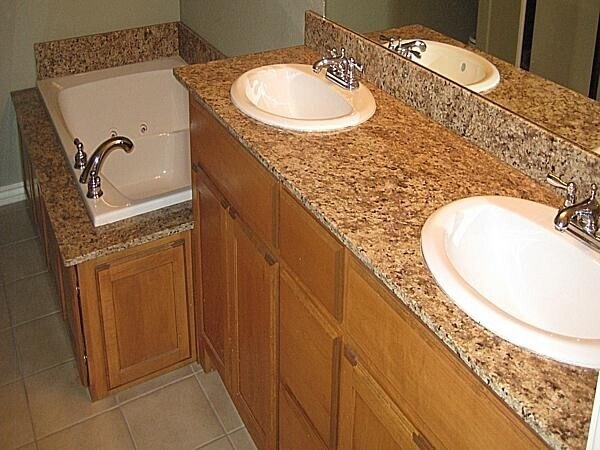 Building Photo - 1015 Oakwood Ln