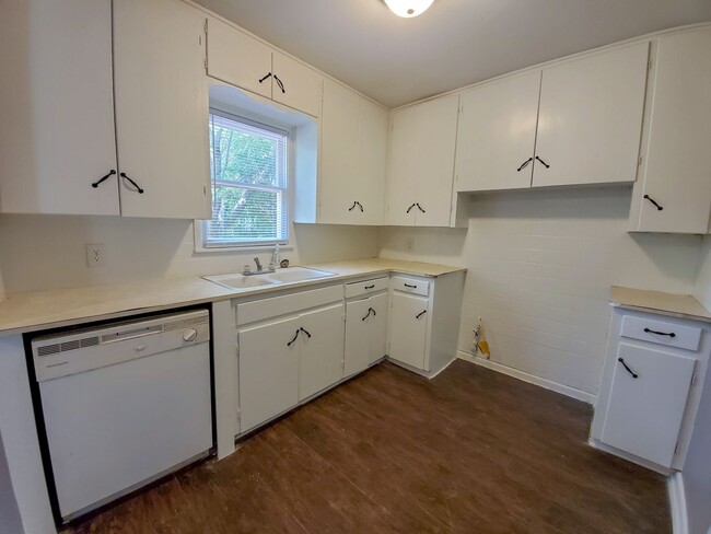 Building Photo - 2 bedroom 1 bath bungalow in Shawnee.