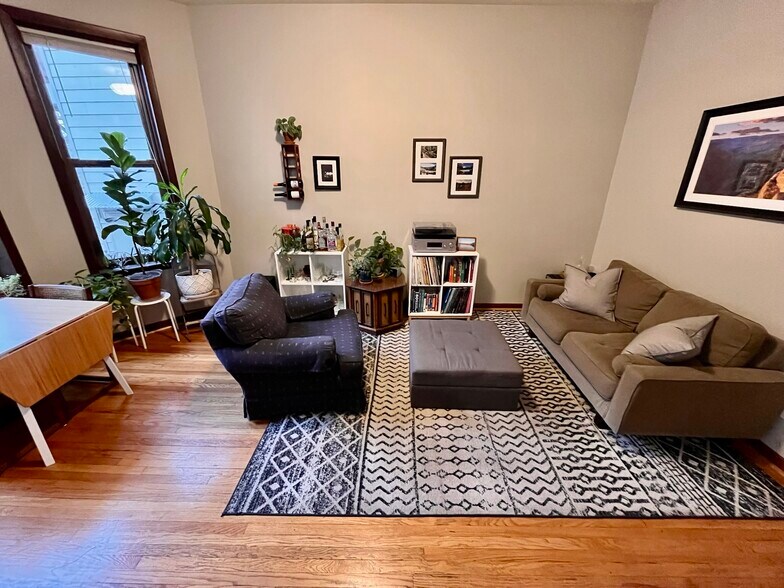 Building Photo - 906 N Oakley Blvd