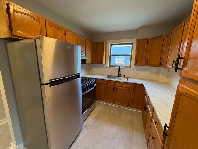 Building Photo - Three bedroom 1 1/2 bathroom home for rent
