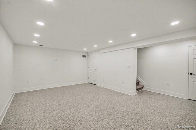 Building Photo - 615 Davis Ave