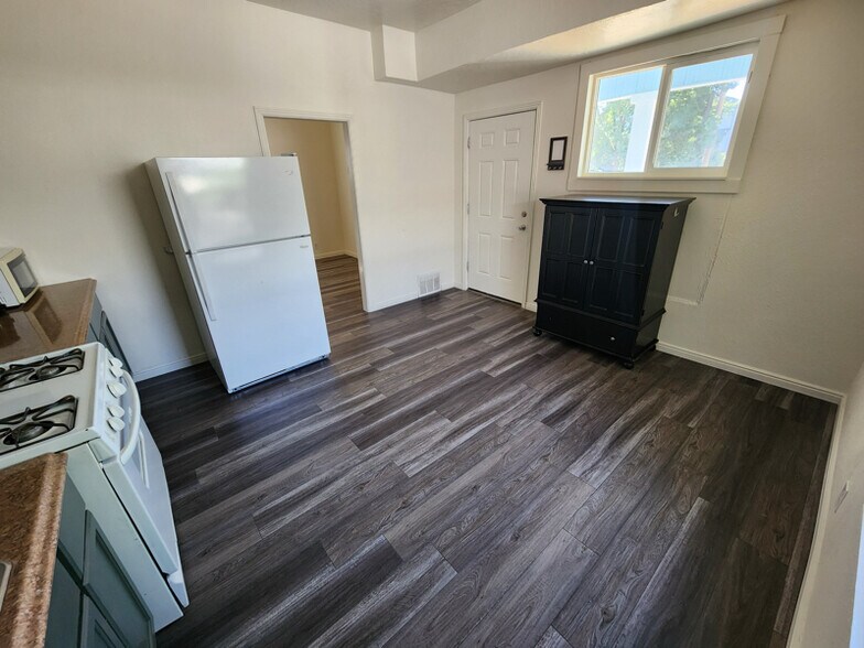 Building Photo - 1028 Capitol St