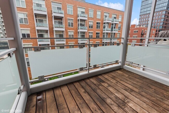 Building Photo - 939 W Madison St