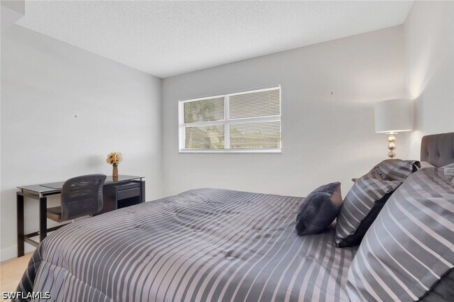 Building Photo - 4912 Tamiami Trl E