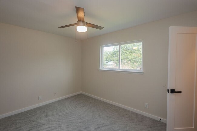 Building Photo - 708 Staitti St