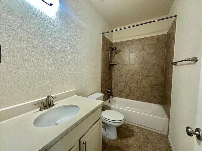 Building Photo - 911 Copper Lake Rd