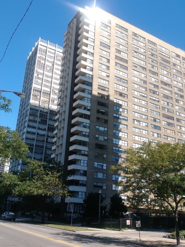 Building Photo - 6157 N Sheridan Rd
