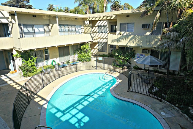 Pool and courtyard - 2033 N Beachwood Drive