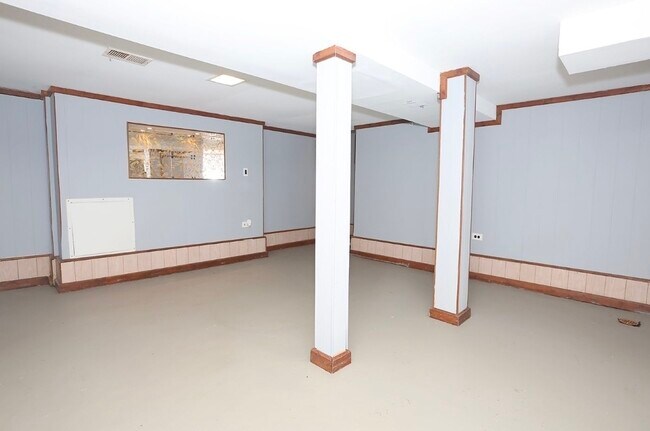 Building Photo - 10031 S Paxton Ave