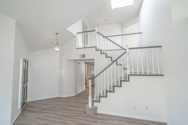 Building Photo - Charming Castaic Home