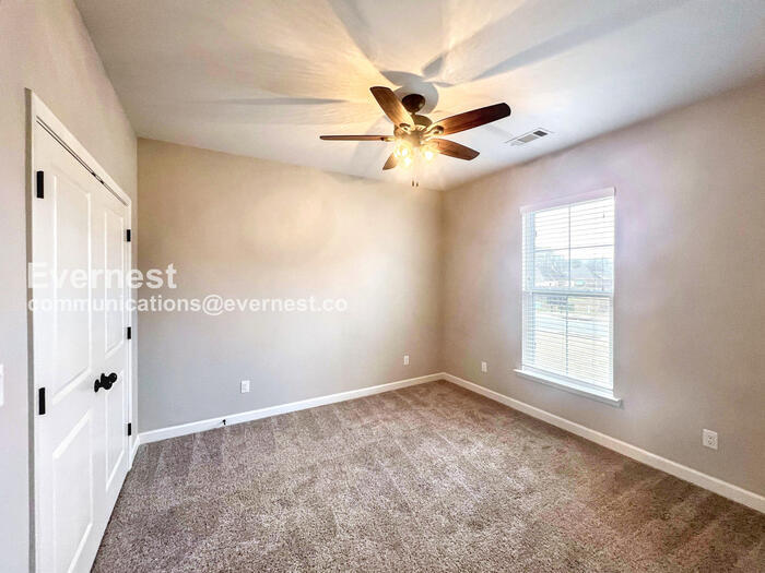 Building Photo - 613 Creekside Cove