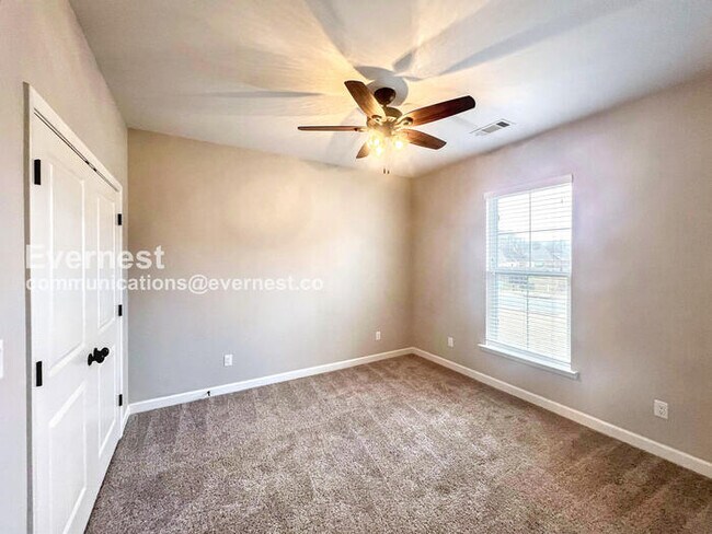 Building Photo - 613 Creekside Cove