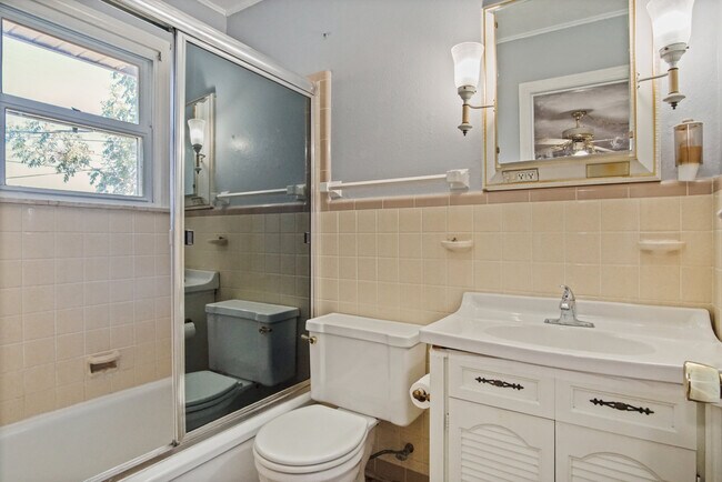 Building Photo - 433 Showalter Dr