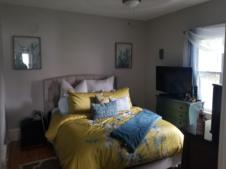 2nd Bedroom - 4516 N Bartlett Ave