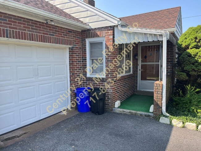 Building Photo - Lovely 3 Bedroom 1 bath all One Level Home...