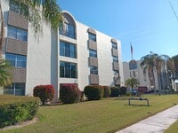 Building Photo - Sunny suite is SWEET in north St Pete - 2/...