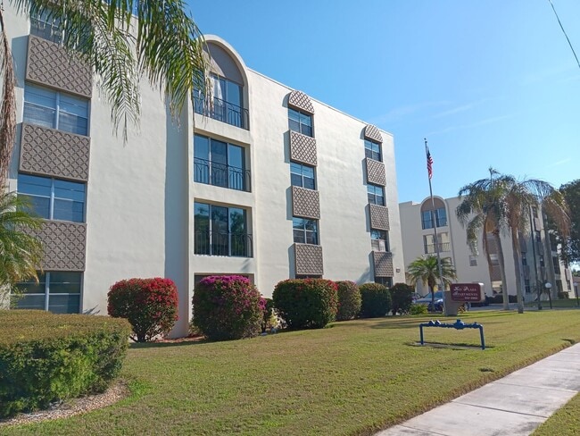 Primary Photo - Sunny suite is SWEET in north St Pete - 2/...