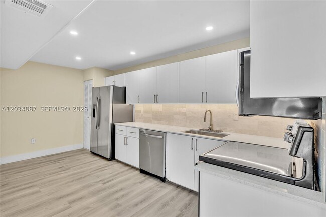 Building Photo - 9124 Collins Ave