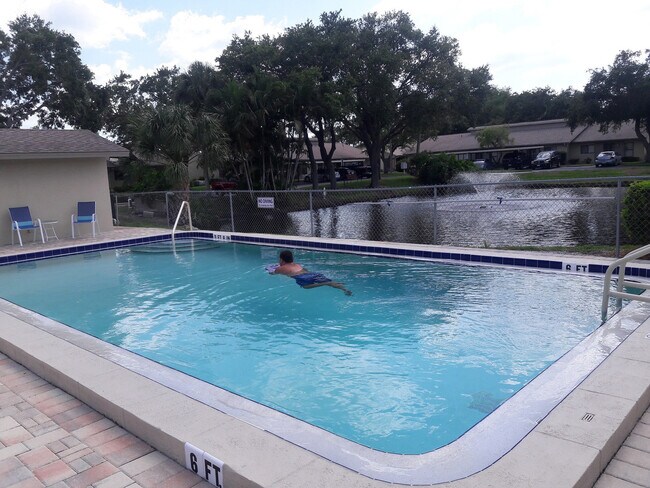 Building Photo - Short term, turnkey furnished, 2 bedroom, 2 bathroom condo in convenient Bradenton location.